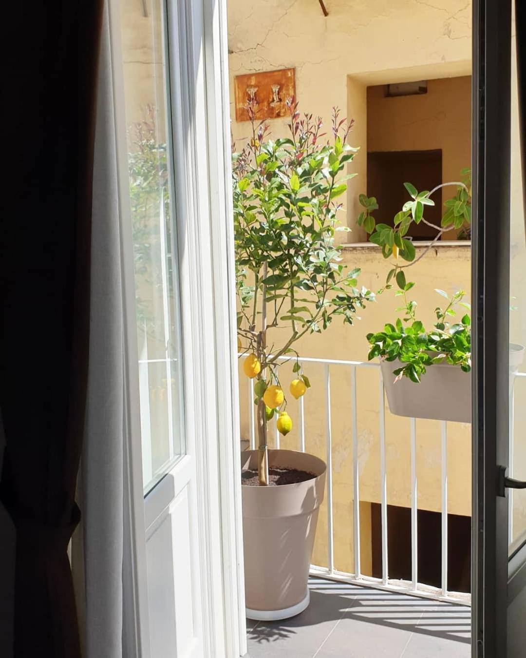 Santa Chiara Inn Наполи Екстериор снимка
