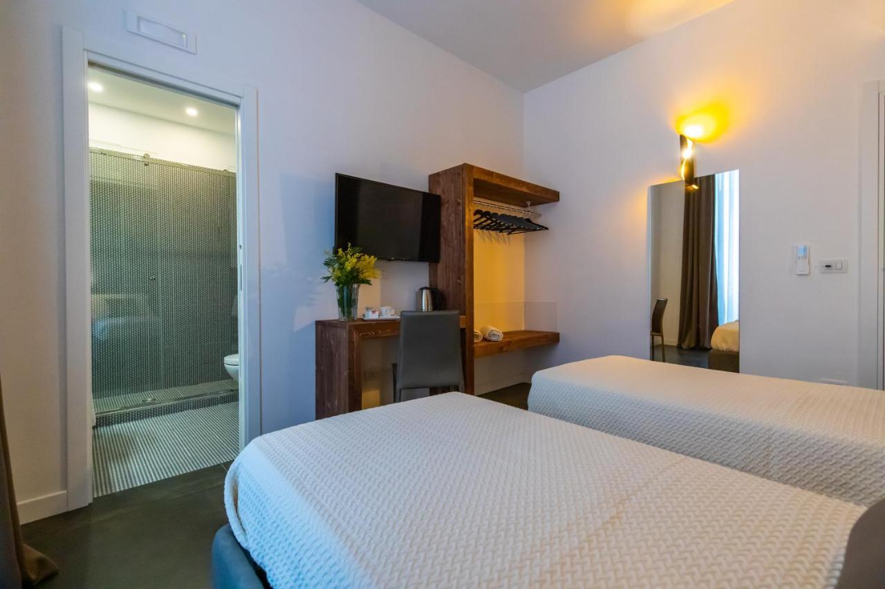 Santa Chiara Inn Наполи Екстериор снимка
